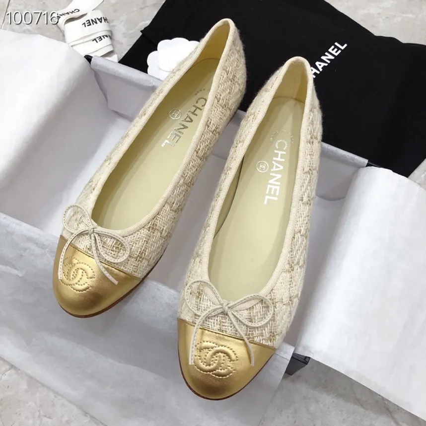 👟👟Ex-factory price 480👟👟 Chanel - classic color-blocked ballet shoes ⚠ Fashionable catwalk style❤M After many years, it still attracts fans... The splicing color mix and match, bow embellishment, interpret fashion! How to match the series to look good! Original custom-made wood-colored rubber outsole, 1.5cm square heel, imported mixed woolen surface/mixed sheepskin surface, sheepskin lining for feet... Regular size 34-40 (customized size 41 is non-returnable) 🎁Supporting packaging